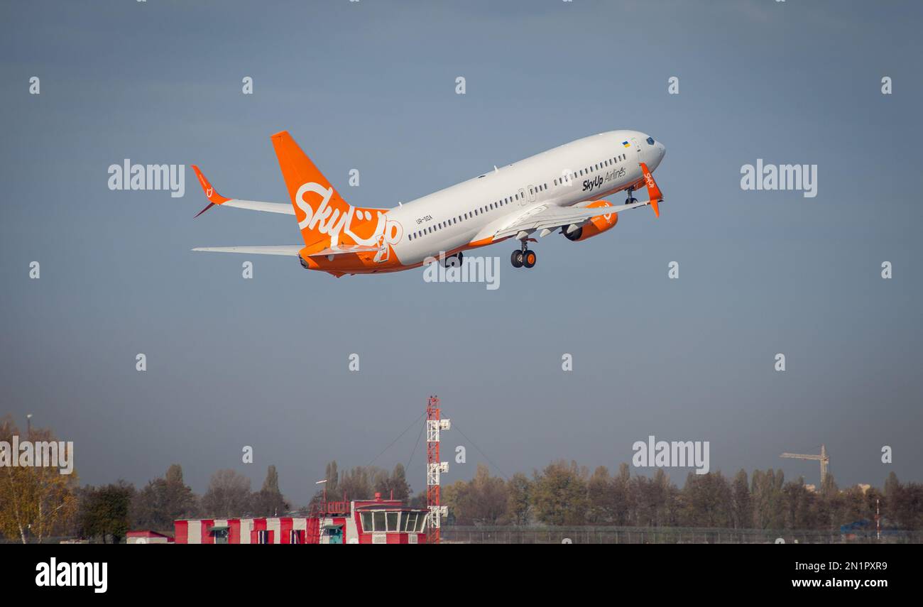 Kiew, Ukraine - 14. November 2019: Das orangefarbene Flugzeug fliegt in den Himmel. Das Passagierflugzeug SkyUP Ukrainian Airlines startet am Flughafen Boryspil. Ur-SQA SkyUp Airlines Boeing 737-800 Stockfoto