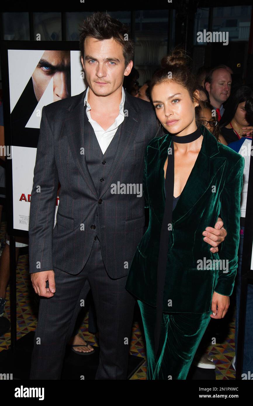 Rupert Friend and Hannah Ware attend the premiere for "Hitman: Agent 47" at the AMC Empire 25 on Thursday, Aug. 13, 2015, in New York. (Photo by Charles Sykes/Invision/AP) Stockfoto