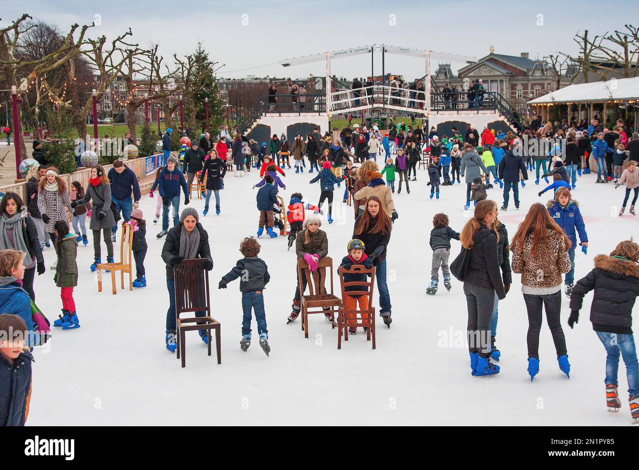Niederlande, Amsterdam, Eislaufbahn auf einem Teich am Museumplein. Stockfoto