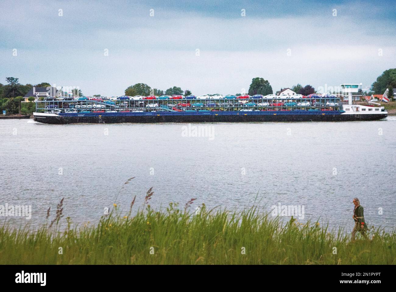Niederlande, Autotransportschiff über dem Rhein in der Stadt Millingen. Stockfoto