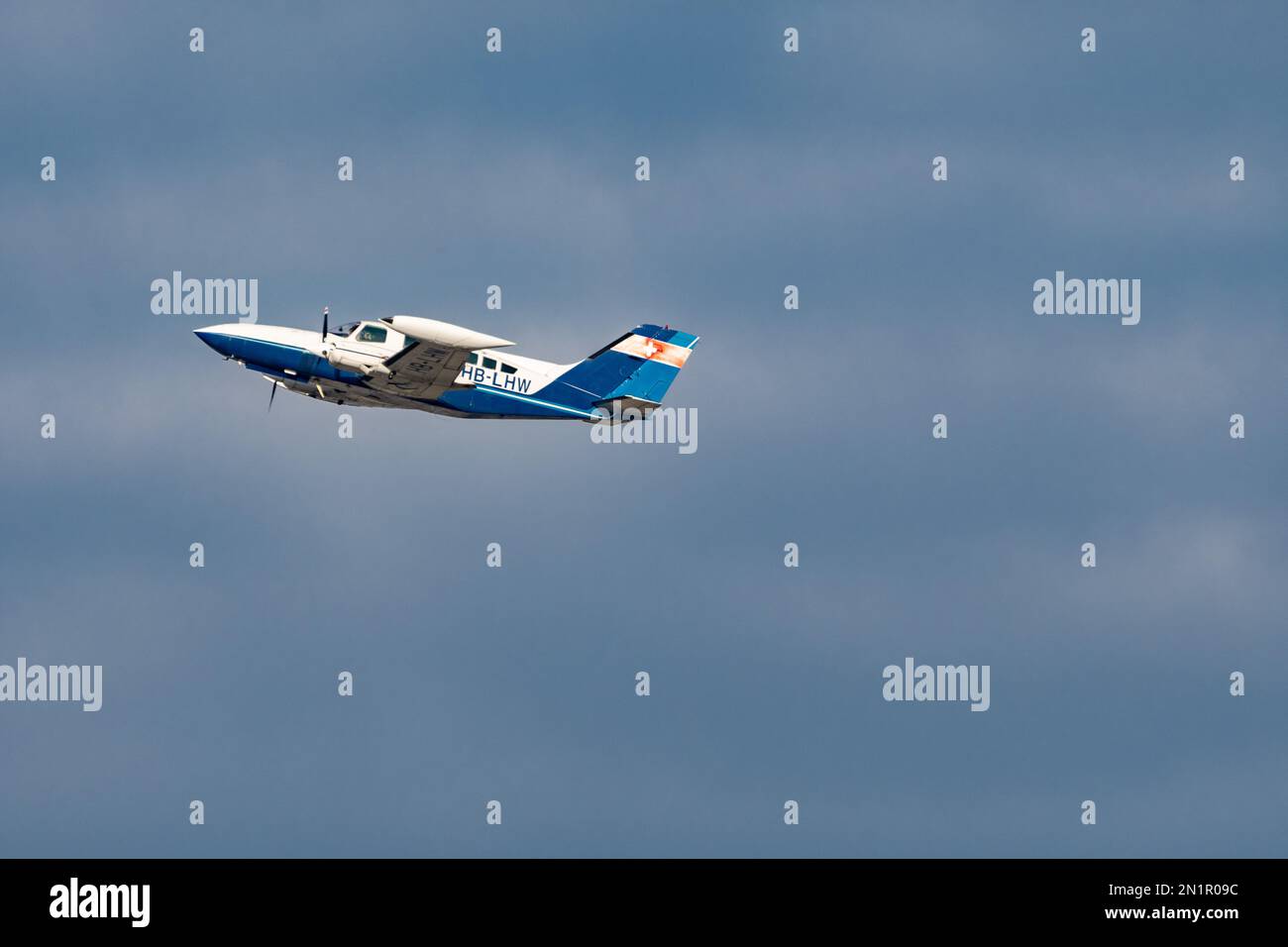 Zürich, Schweiz, Januar 20,2023 Cessna 402B Businessliner mehrmotoriges Propellerflugzeug startet von Landebahn 28 Stockfoto