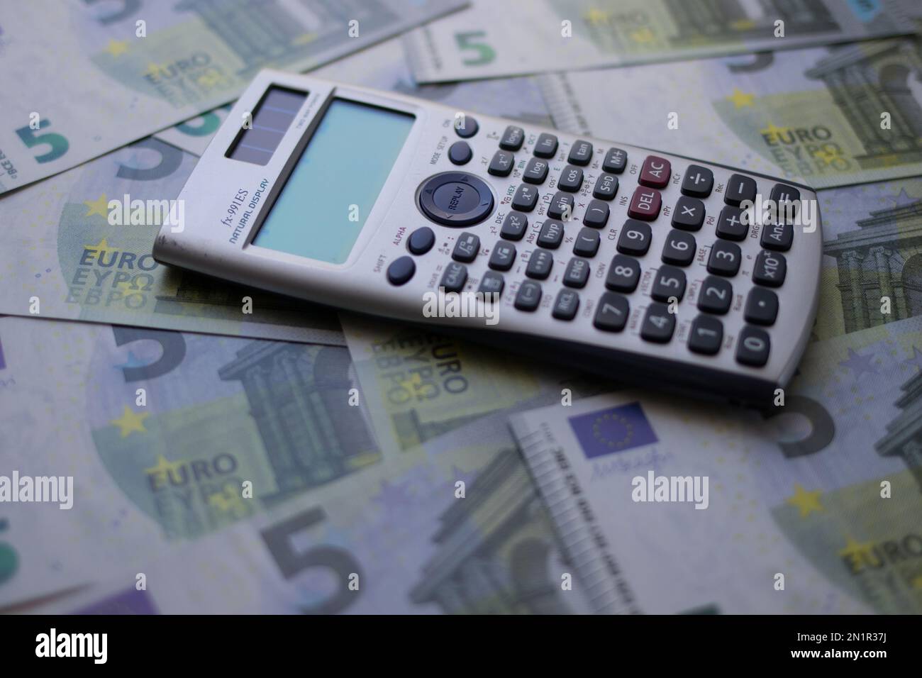 Der Rechner liegt auf 5-Euro-Banknoten Stockfoto