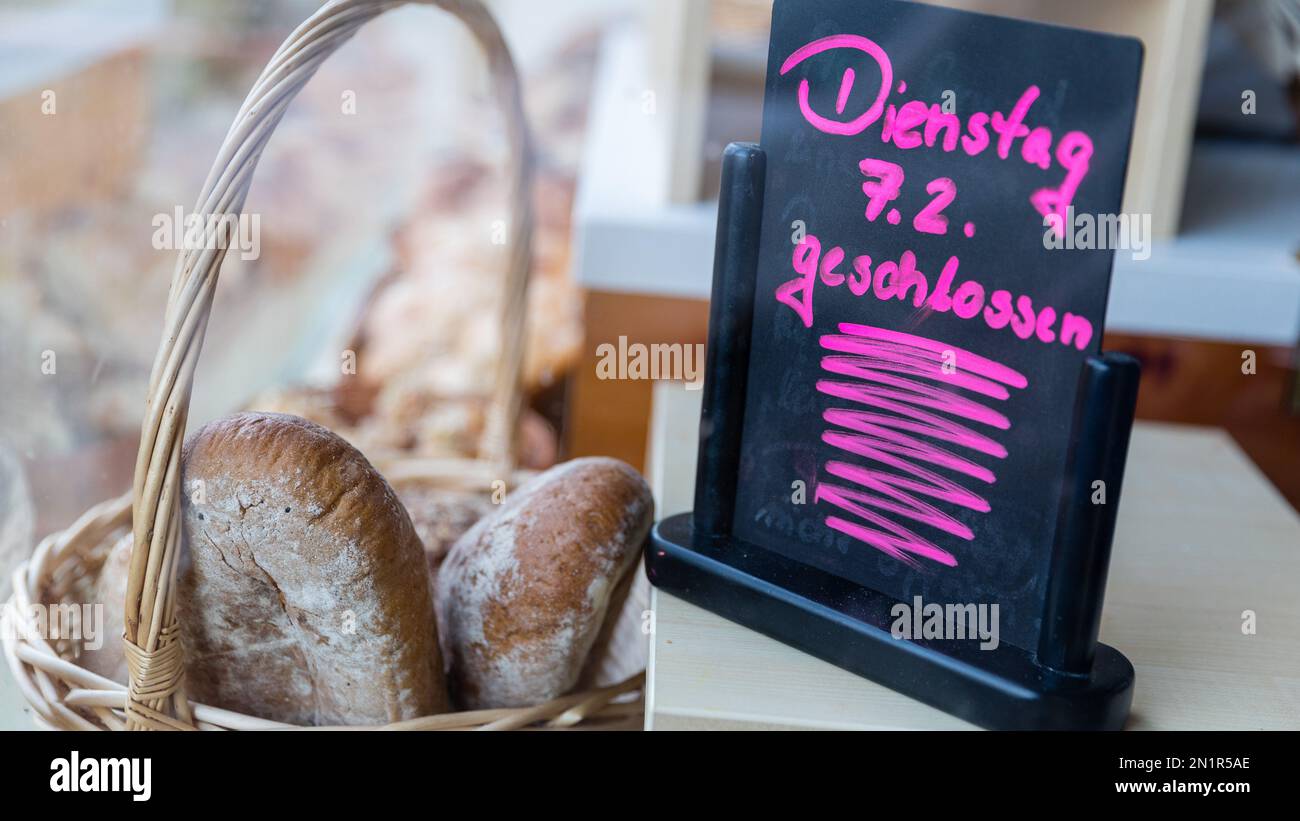 Cottbus, Deutschland. 06. Februar 2023. Im Schaufenster einer Bäckerei zeigt ein Schild an, dass sie morgen nicht geöffnet sein wird. Die Bäckerei, wie die Häuser von etwa 3.800 Menschen, der Hauptbahnhof von Cottbus und andere kommerzielle Unternehmen, befindet sich in einer 1.000 Meter langen Sperrzone, die am Dienstag eingerichtet wurde, um eine Bombe zu entschärfen, die am Donnerstag gefunden wurde. Die Bombe mit russischer Sicherung wiegt etwa 100 Kilogramm und stammt aus dem Zweiten Weltkrieg Sie kann derzeit nicht entfernt werden. Kredit: Frank Hammerschmidt/dpa/Alamy Live News Stockfoto