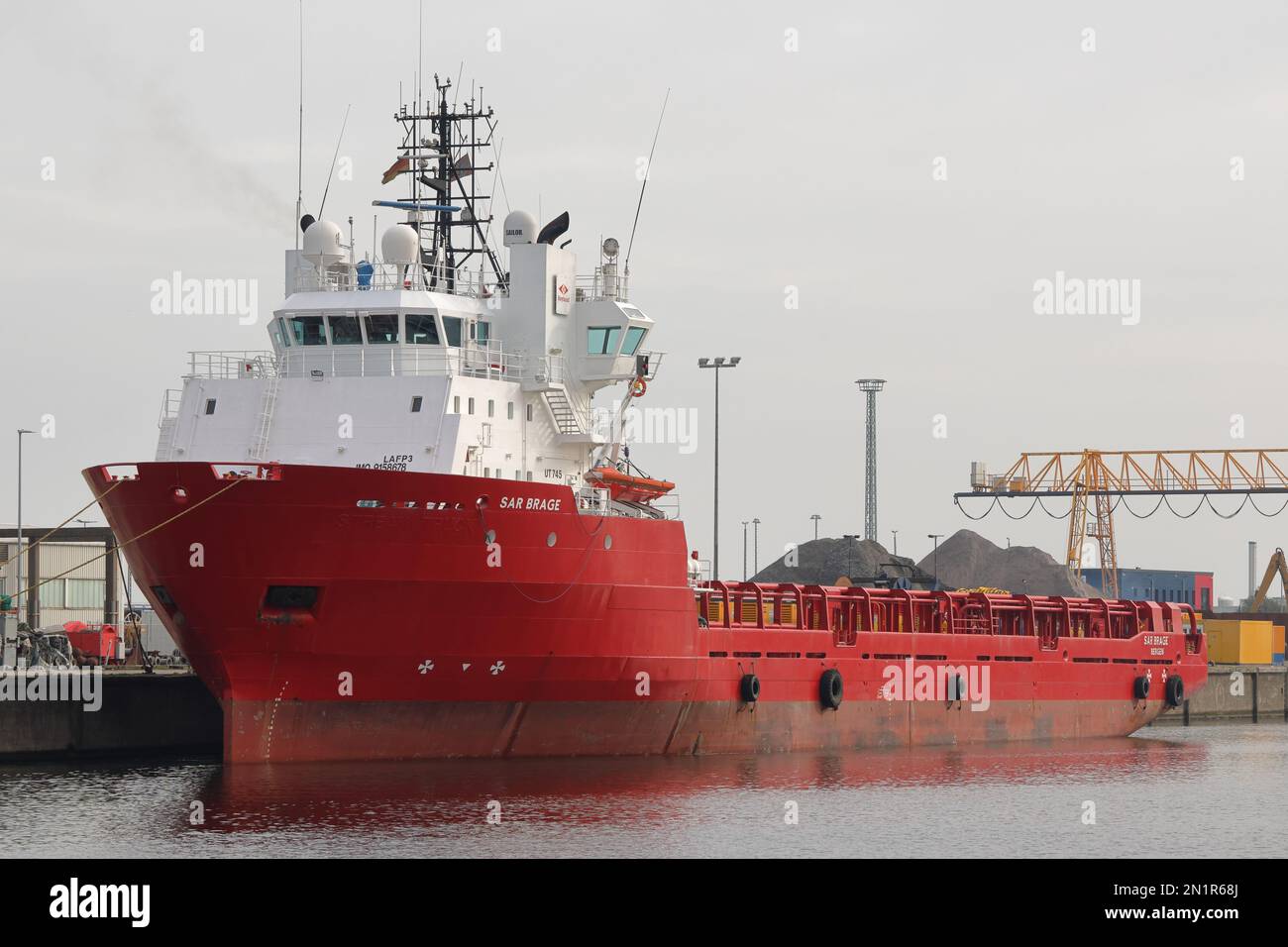 Das Offshore-Versorgungsschiff Sar Brage ist am 21. Oktober 2022 im Hafen von Cuxhaven. Stockfoto