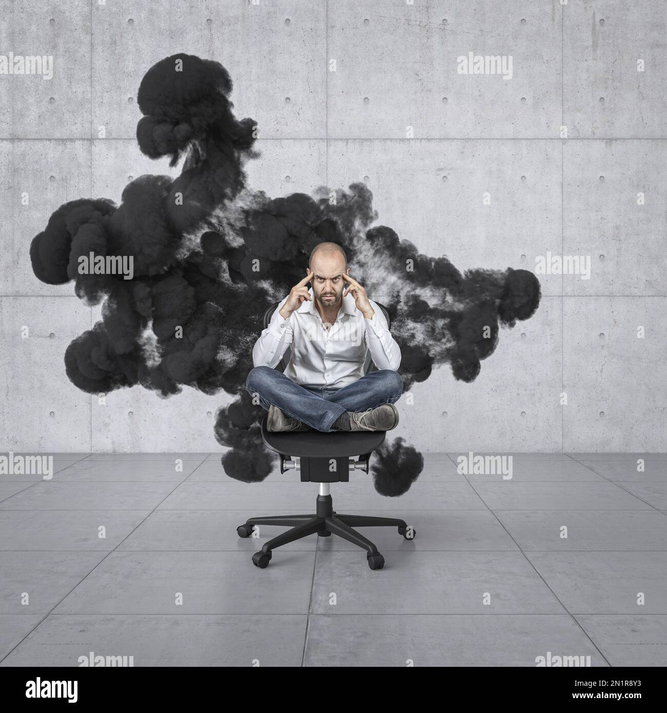 Geschäftsmann in einem Stuhl mit schwarzem Rauch hinter ihm. Moderner Betonhintergrund Stockfoto