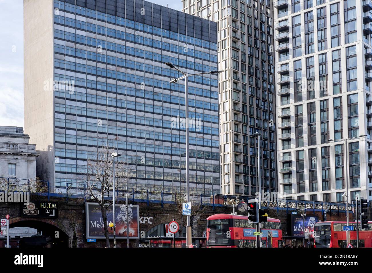 Das Tower Building neben dem Bahnhof Waterloo sowie die Elizabeth House Building an der York Road sind für Abbruch und Umbau in London geplant. Stockfoto