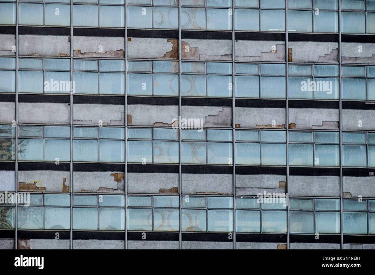 Die bröckelnde Fassade des Tower Building, 1960er Büros neben Waterloo Station, geplant für Abriss und Neubau des Standorts. Nach London. UK Stockfoto