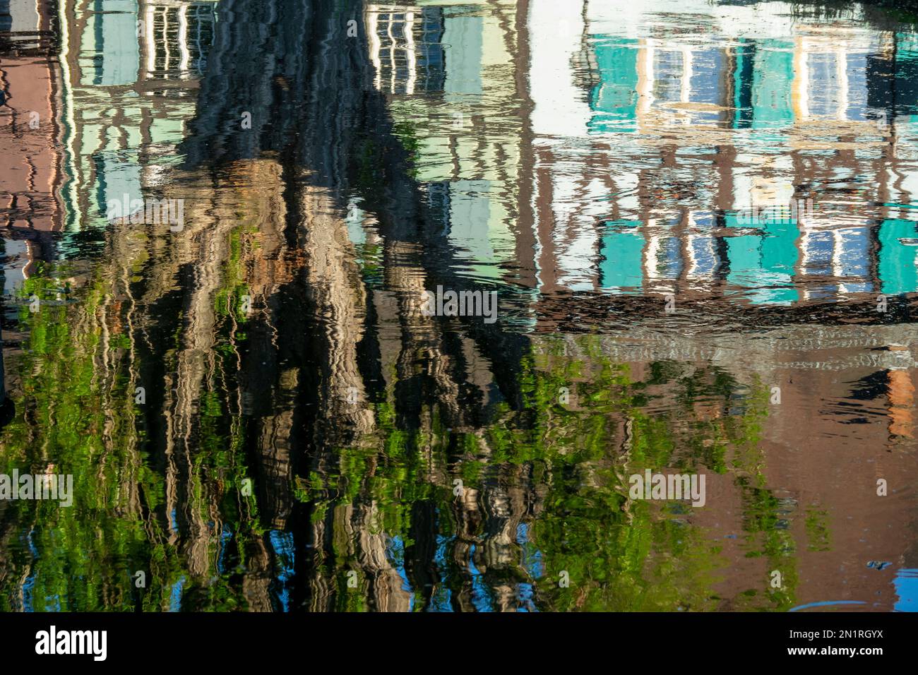 Farbenfrohe Häuser in Colmar, Reflexionen im Wasser im kleinen Dorf Venedig, Elsass, Frankreich Stockfoto