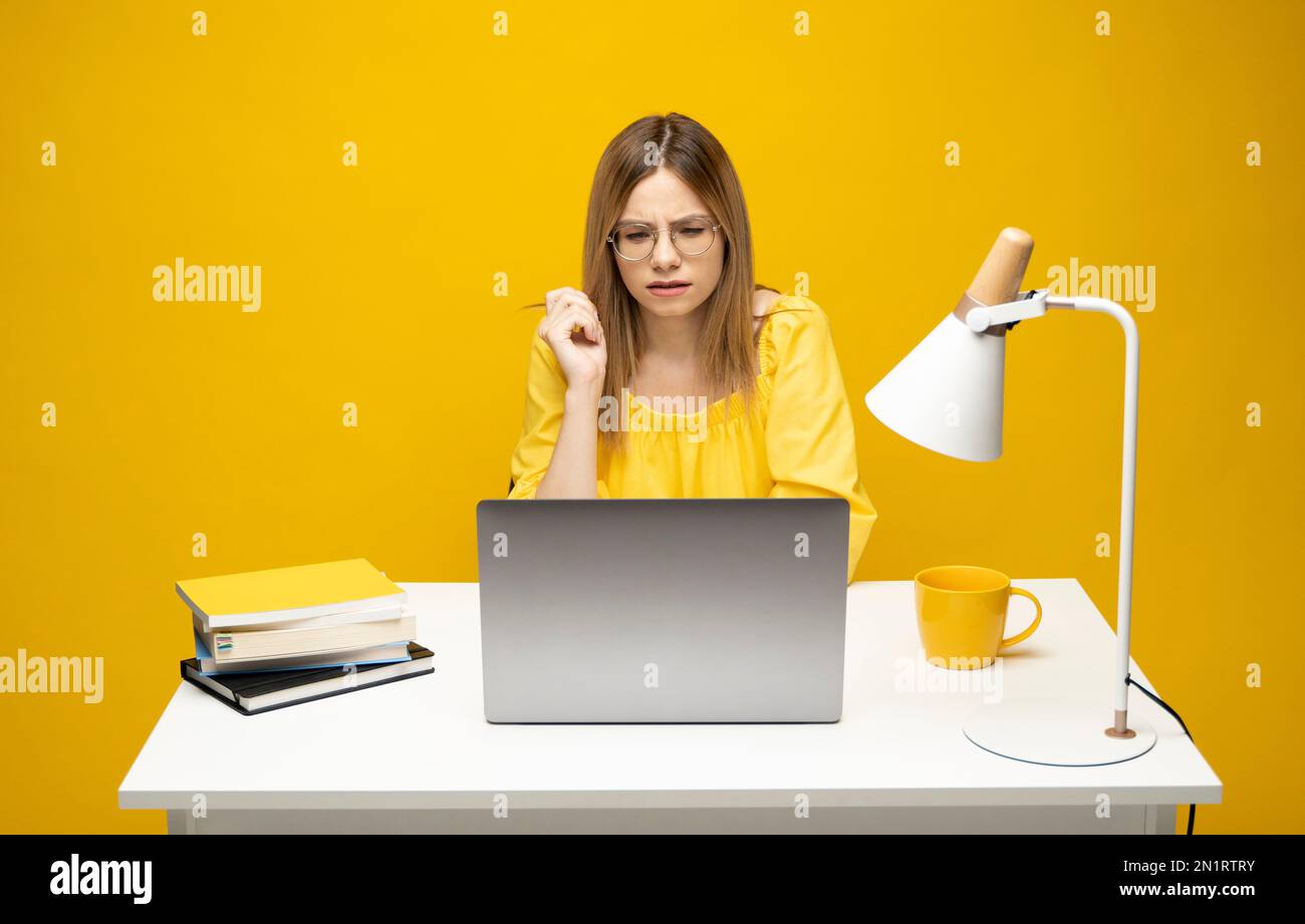 Gestresste, verärgerte Geschäftsfrau, die Probleme mit dem Notebook hat. Frustrierte Frau satt mit schlechten Nachrichten online oder Virus aus dem Internet, kritische fatale Fehler Stockfoto