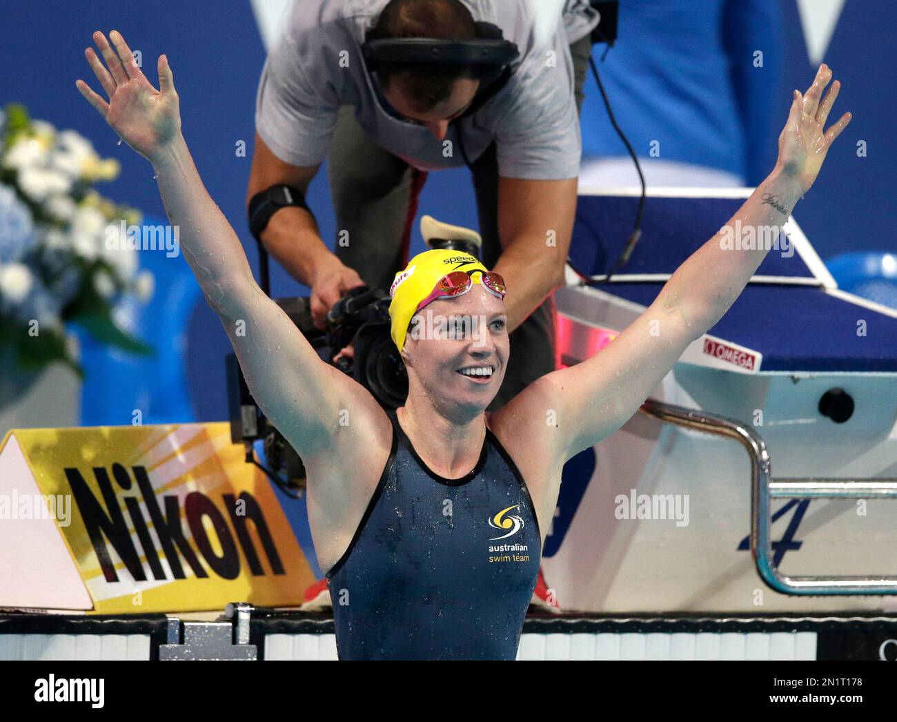 Australia's Emily Seebohm celebrates after winning the women's 200m backstroke final at the Swimming World Championships in Kazan, Russia, Saturday, Aug. 8, 2015. (AP Photo/Michael Sohn) Stockfoto