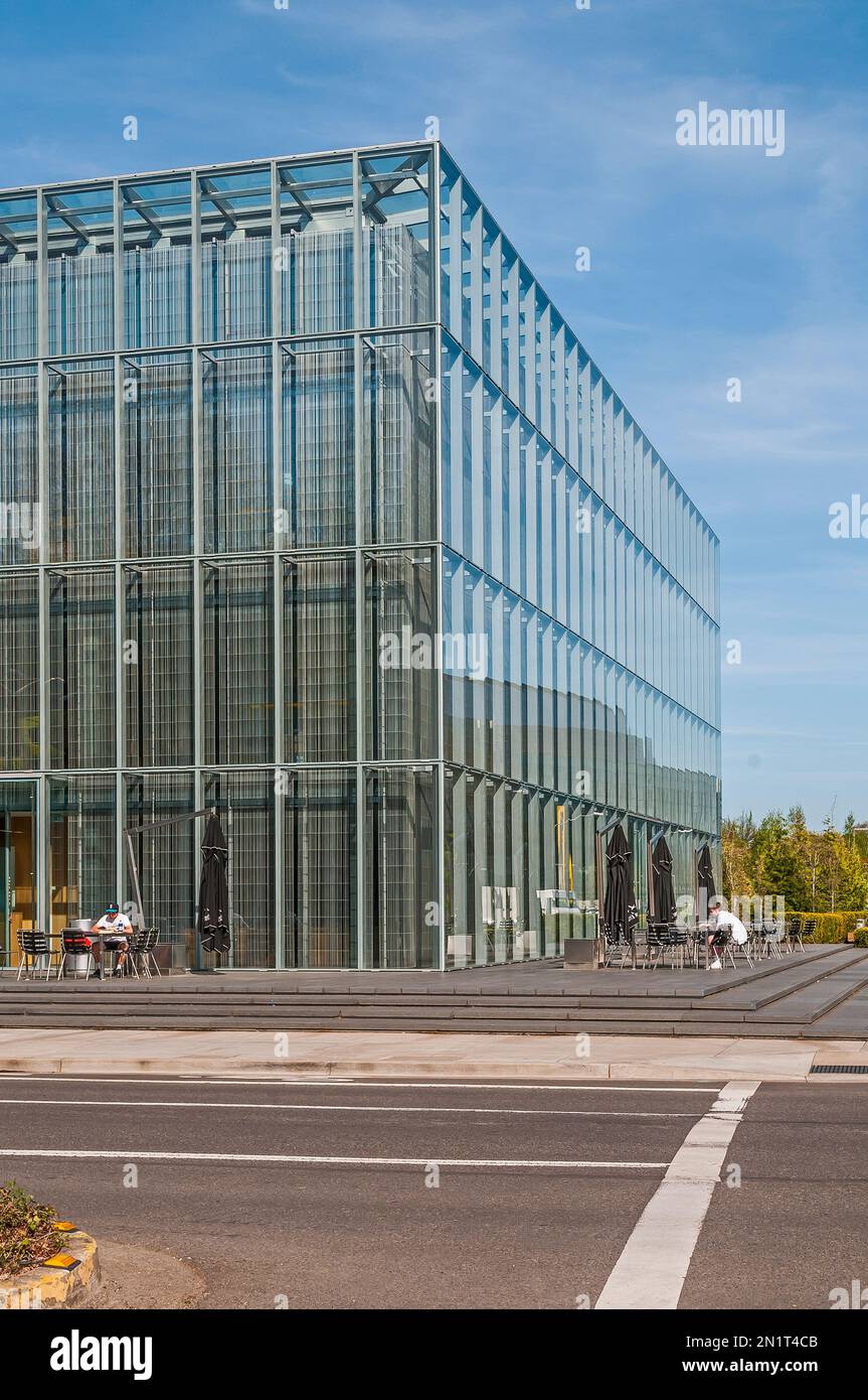 Zwei Männer sitzen draußen an Tischen im John E. Jaqua Center for Student Athletes Building der University of Oregon in Eugene, Oregon. Stockfoto