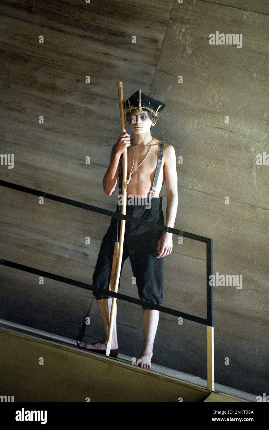 Daniel Brocklebank (Ralph) in LORD OF THE FLIES von William Golding bei der Royal Shakespeare Company (RSC), der andere Ort, Stratford-upon-Avon 03/08/1995, angepasst von Nigel Williams Musik: Ilona Sekacz Design: Chris Dyer Beleuchtung: Howard Harrison kämpft: William Hobbs Choreographer: Elejinsky oder Fazan Moshinsky Stockfoto