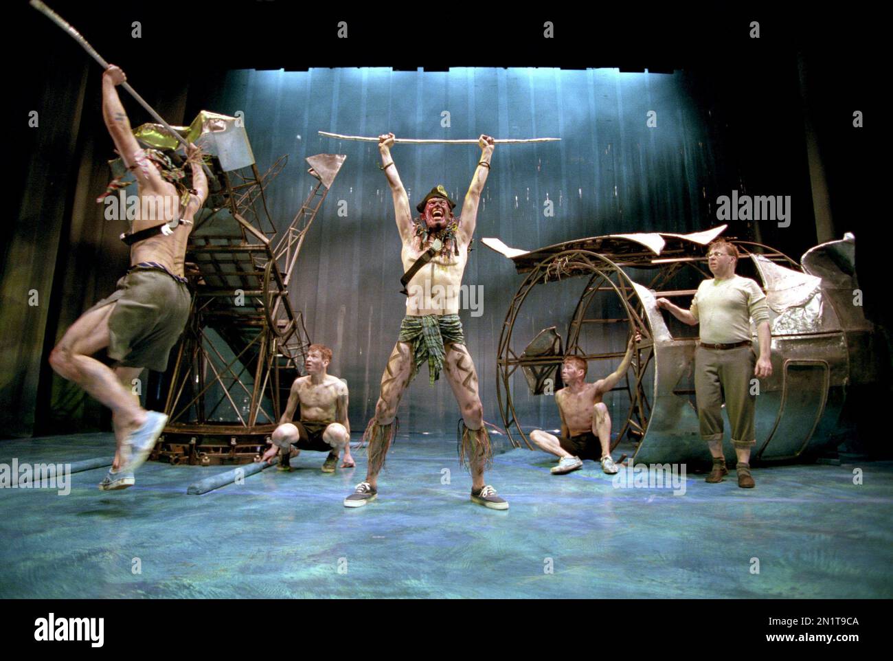 Zentrum: Philip Dinsdale (Jack) Rechts: Neville Hutton (Piggy) in LORD OF THE FLIES von William Golding im Lyric Hammersmith, London W6 19/01/2000 A Pilot Theatre Company Production adaptiert von Nigel Williams Set Design: Ali Allen & Marise Rose Kostüme: Jim O'Reilly Beleuchtung: Gareth Coran-Williams Regisseur: Marcus Romer Stockfoto