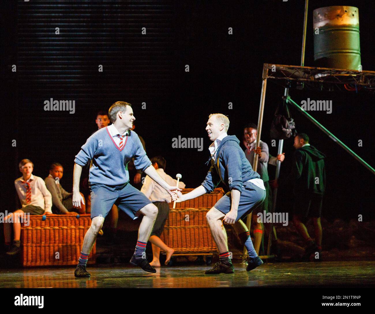 l-r: Sam Archer (Ralph), Danny Reubens (Jack) in LORD OF THE FLIES, basierend auf dem Roman von William Golding in Sadler's Wells, London EC1 09/10/2014 A New Adventures & Re:Bourne Produktion angepasst und Regie: Matthew Bourne & Scott Ambler Musik: Terry Davies Design: Lez Brotherston Beleuchtung: Chris Davey Choreographer: Scott Ambler Stockfoto