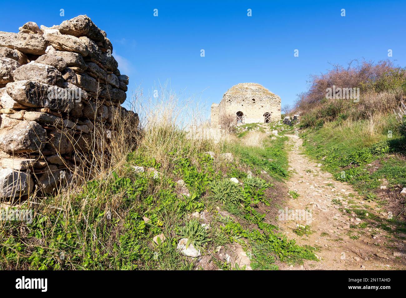 Mittelalterliche Festung Acrocorinth an einem sonnigen Tag, Peloponnes, Griechenland. Stockfoto