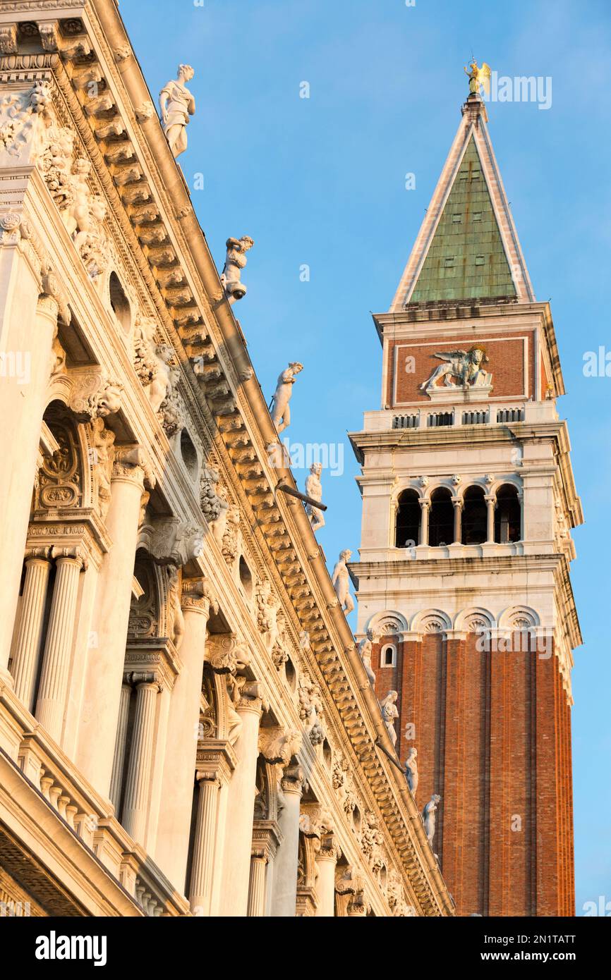 Italien, Venedig, die aus rotem Backstein Turm der Markusturm. Stockfoto