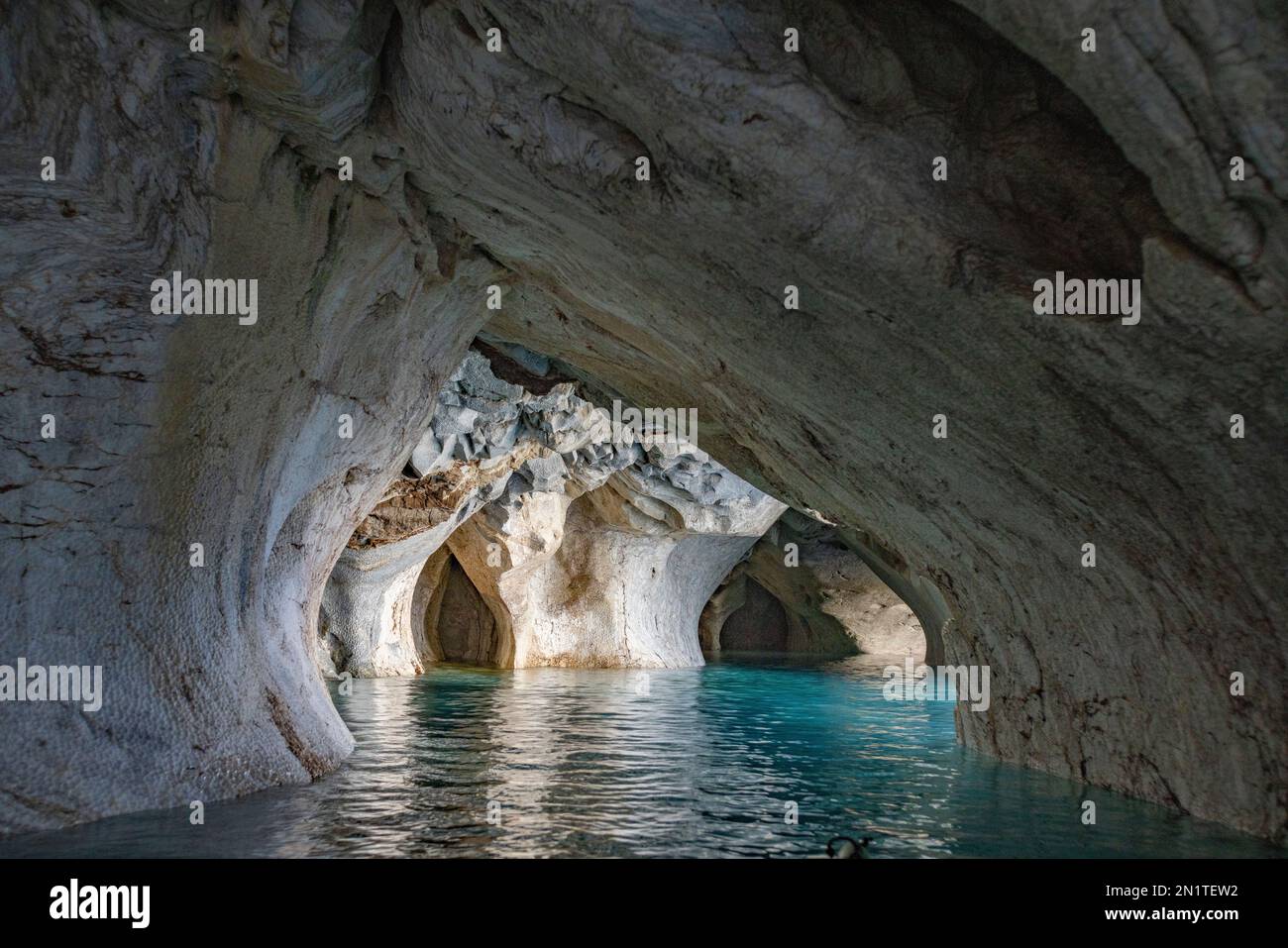 Kajaktour durch die berühmten Marmorhöhlen Catedral de Marmol, Capilla de Marmol und den Marmortunnel direkt nach Sonnenaufgang - Reisen Sie nach Chile Stockfoto