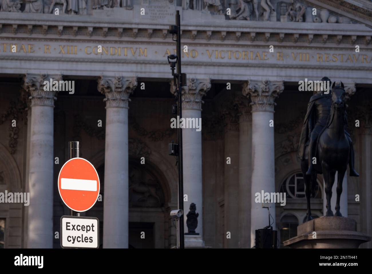 Ein Schild warnt vor dem Zutritt zur Threadneedle Street, außer Fahrrädern in der Nähe der Royal Exchange in der City of London, dem Finanzviertel der Hauptstadt, am 6. Februar 2023 in London, England. Das Radfahren hat sich in London seit 2000 mehr als verdoppelt, wobei die Radfahrer auf der Square Mile mittlerweile ein Viertel des gesamten Verkehrs ausmachen. Diese Zahl kann in den Hauptverkehrszeiten auf über 50 % ansteigen. Infolgedessen werden immer mehr Straßen der Stadt in reine Fahrradstraßen umgewandelt. Stockfoto