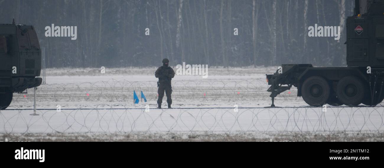 Warschau, Polen. 06. Februar 2023. Ein polnischer Soldat mit einem Gewehr wird am 06. Februar 2023 in der Nähe eines umgesetzten Patriot-Boden-Luft-Raketensystems am Warschauer Flughafen Babice im Stadtteil Bemowo in Warschau, Polen, gesehen. Patriot-Raketensysteme, die Polen im vergangenen Jahr von den USA erworben hat, wurden für militärische Übungen in das polnische Gefangenenlager umgesiedelt, da der Krieg in der benachbarten Ukraine zum zweiten Mal beginnt. (Foto: Jaap Arriens/Sipa USA) Guthaben: SIPA USA/Alamy Live News Stockfoto