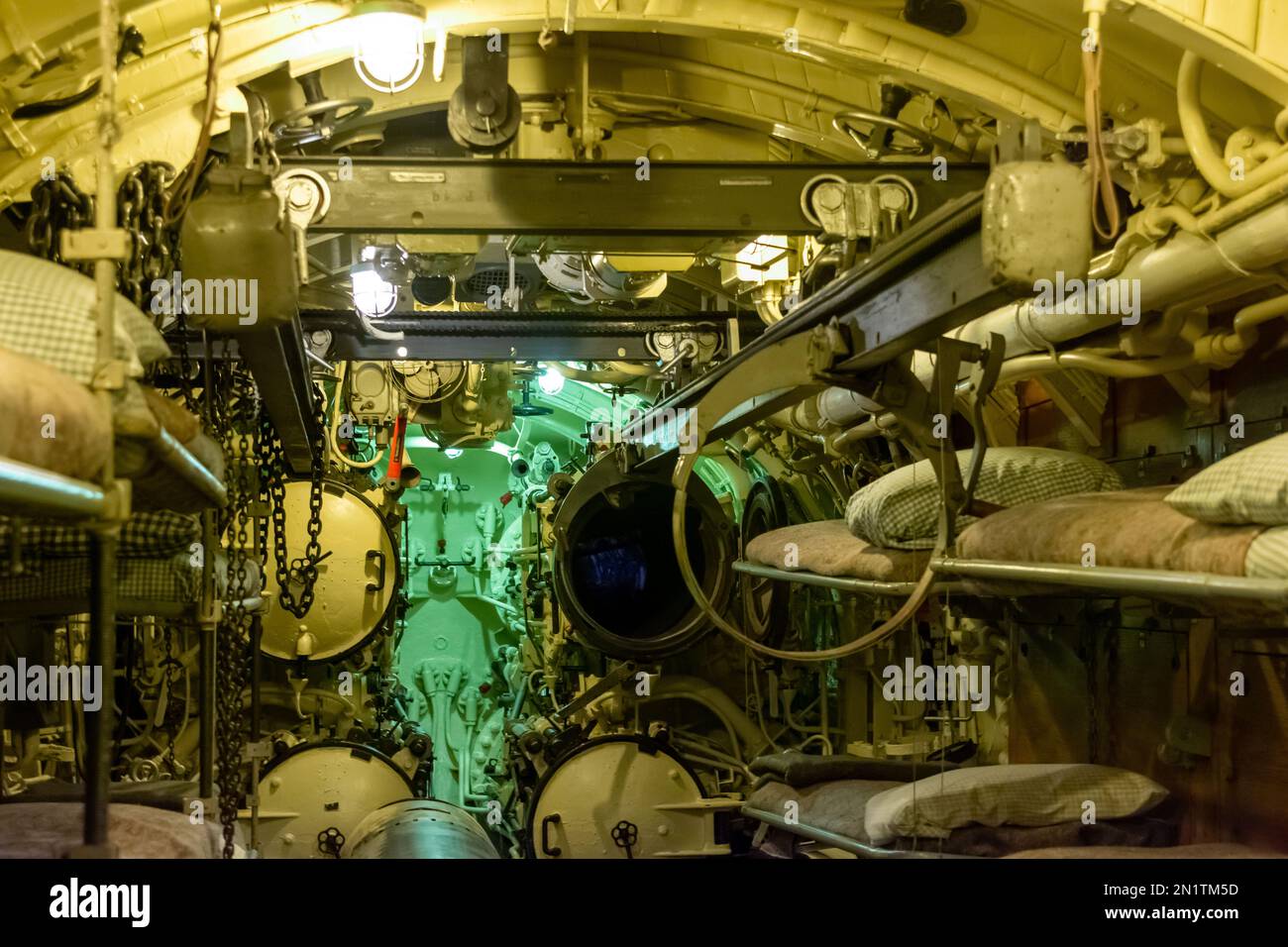 Chicago, IL, USA - 6. Februar 2023: Innenausstattung des deutschen U-Boots U-505 Unterseeboot (U-Boot), das sich derzeit im Besitz des Museums befindet und im Museum ausgestellt wird Stockfoto