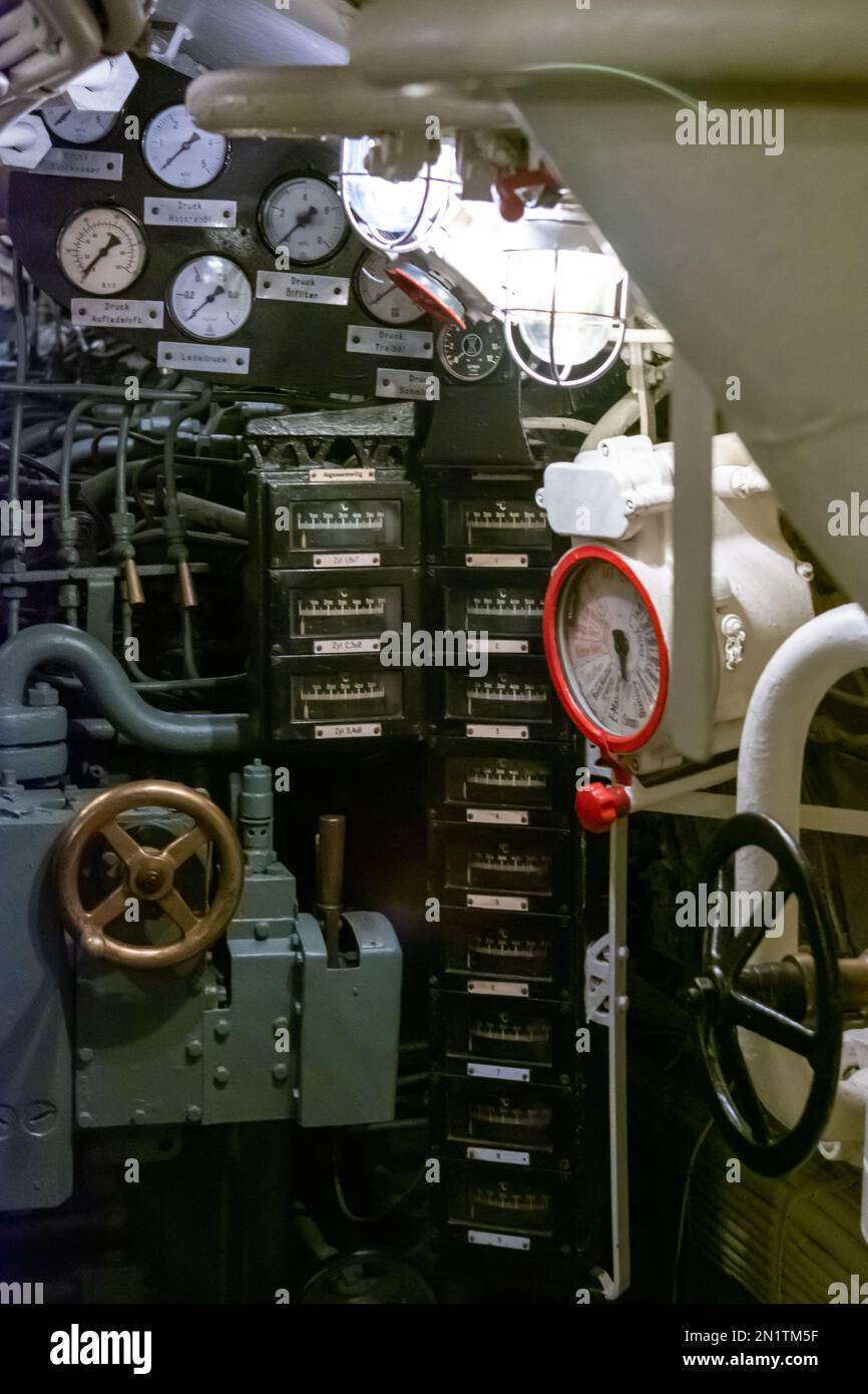 Chicago, IL, USA - 6. Februar 2023: Innenausstattung des deutschen U-Boots U-505 Unterseeboot (U-Boot), das sich derzeit im Besitz des Museums befindet und im Museum ausgestellt wird Stockfoto