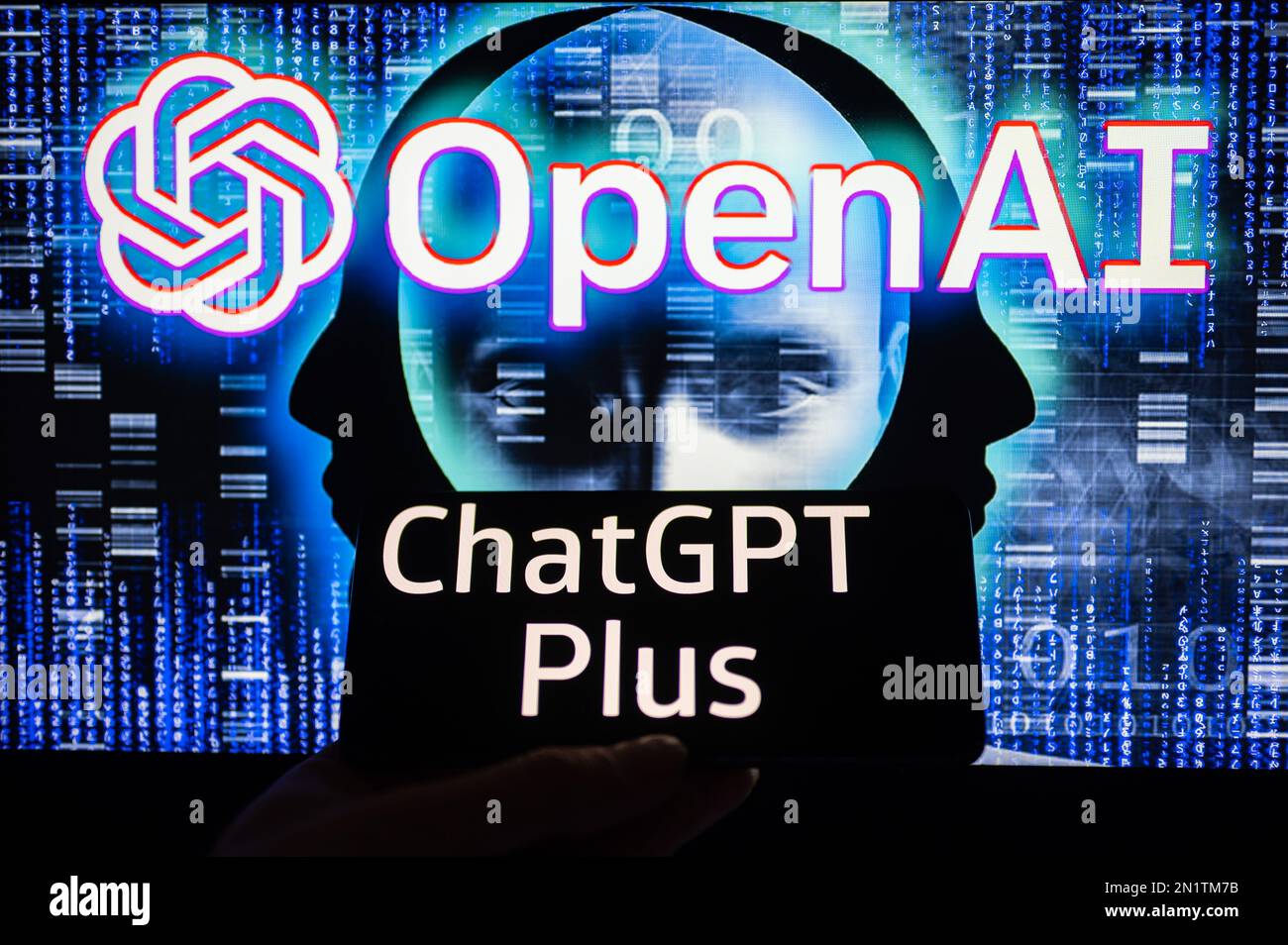 In dieser Fotoabbildung sind ChatGPT Plus-Sing auf Mobilgeräten und OpenAI auf dem Bildschirm zu sehen. Am 6. Februar 2023 in Brüssel, Belgien. Stockfoto