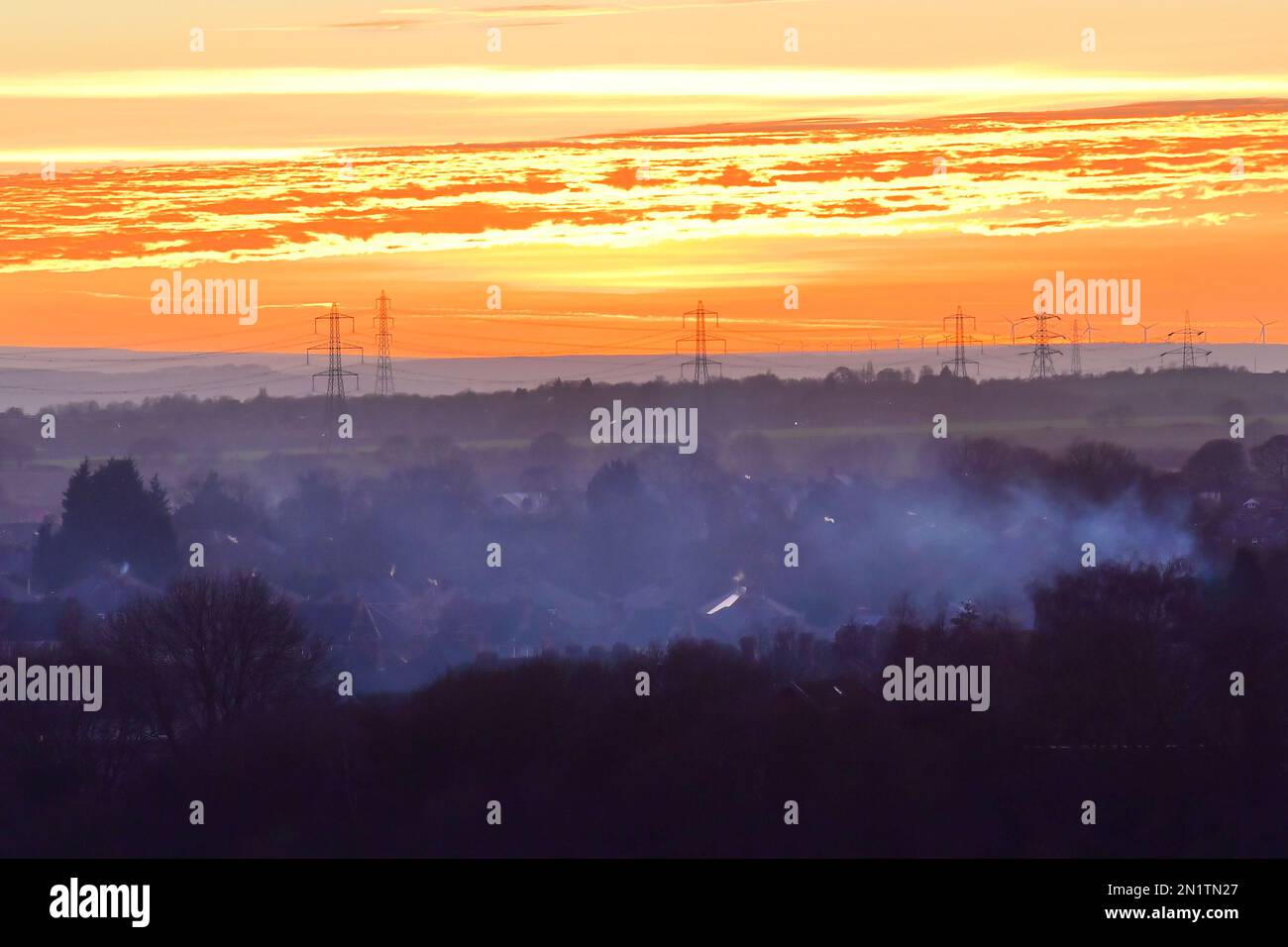 Royston, Barnsley, South Yorkshire, Vereinigtes Königreich, 6. Februar 2023, Wetter: Sonnenuntergang über der ehemaligen Bergbaustadt im Norden Englands. Ein nächtlicher Frost ist vorhergesagt. Kredit: Paul Biggins/Alamy Live News Stockfoto