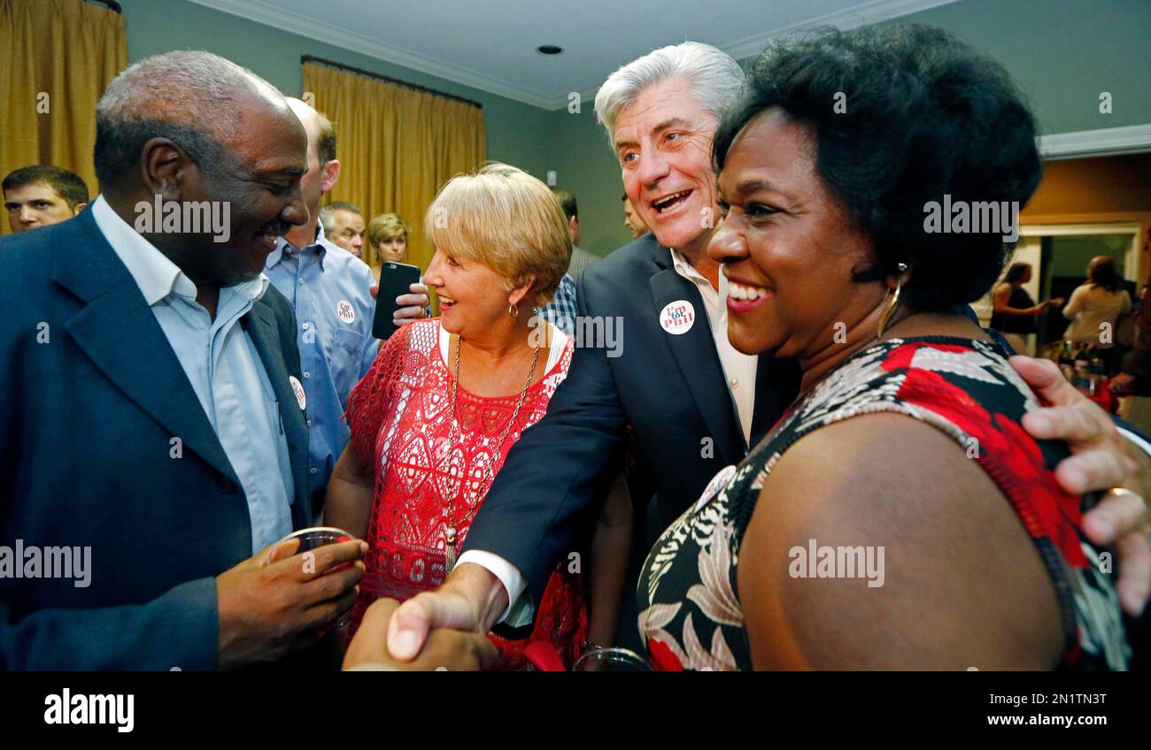 Mississippi Gov. Phil Bryant, second from right, and his wife Deborah are congratulated by Rita Wray, right, and J.R. Jones in Jackson, Miss., following Bryant's Republican primary win Tuesday, Aug. 4, 2015. Bryant defeated Mitch Young, a Navy veteran from Sumrall who ran a low-budget campaign. (AP Photo/Rogelio V. Solis) Stockfoto