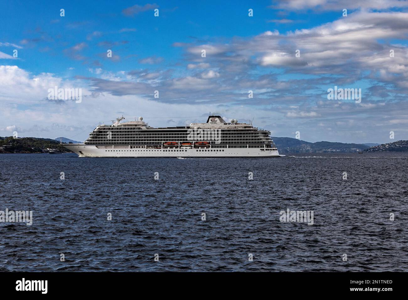 Kreuzfahrtschiff Viking Jupiter in Byfjorden, Abfahrt vom Hafen Bergen, Norwegen. Stockfoto