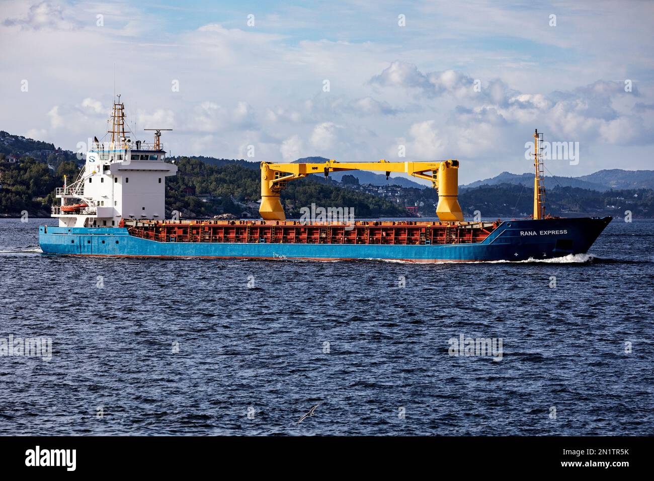 Kleines Frachtschiff Rana Express in Byfjorden, Ankunft im Hafen von Bergen, Norwegen Stockfoto