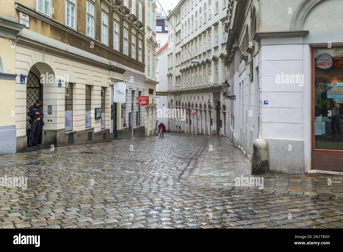 WIEN, ÖSTERREICH - 22. MAI 2019: Dies ist eine der alten Straßen des Innenstadtviertels im Frühlingsregen. Stockfoto