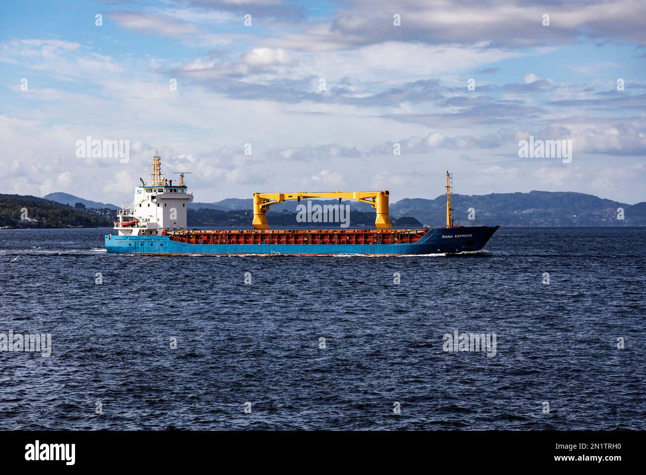 Kleines Frachtschiff Rana Express in Byfjorden, Ankunft im Hafen von Bergen, Norwegen Stockfoto