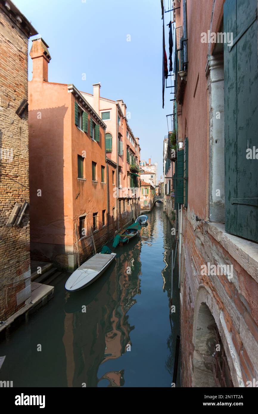 Italien, Venedig, Gebäude und Wasserstraßen entlang Rio Marin. Stockfoto