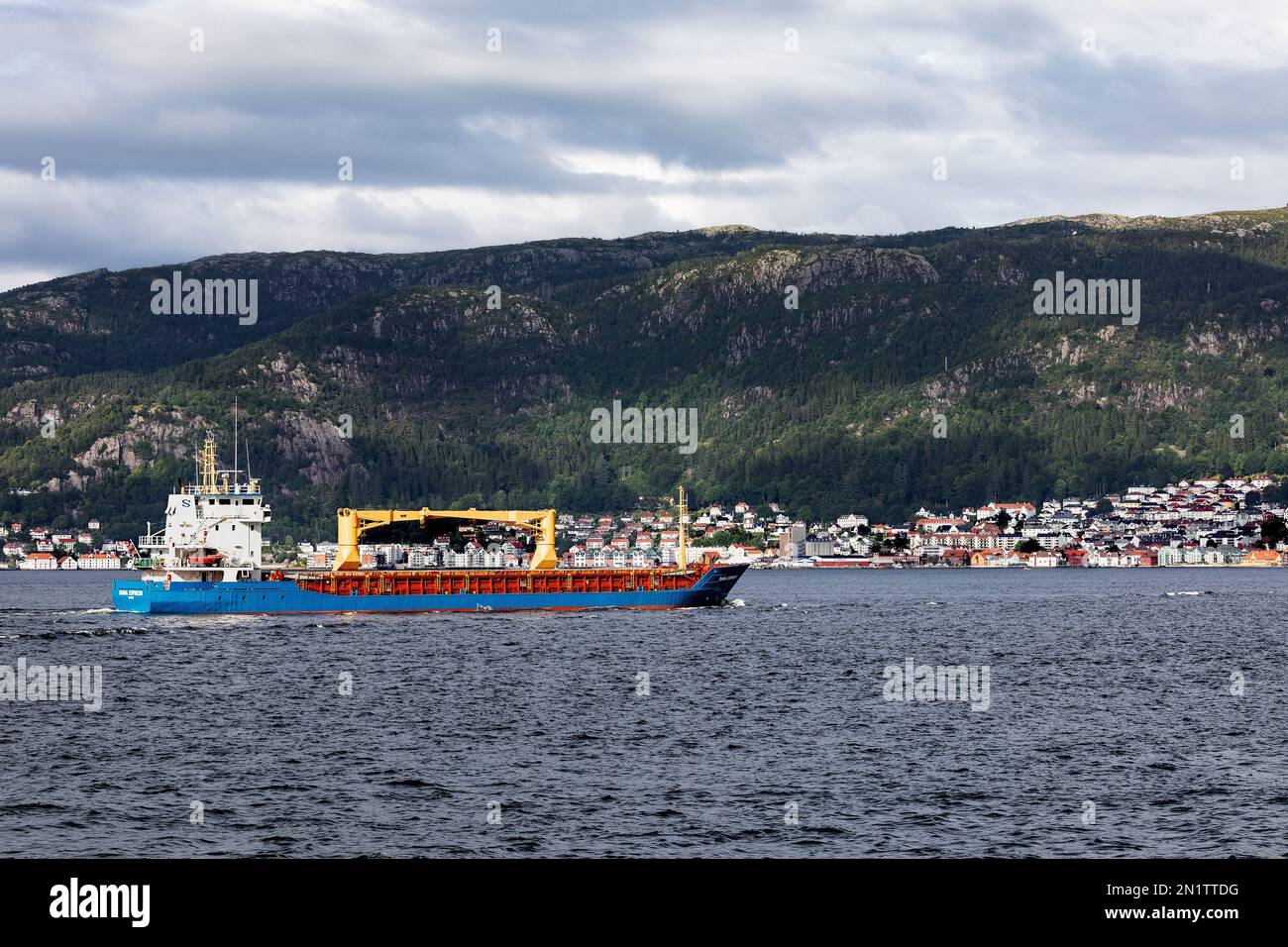 Kleines Frachtschiff Rana Express in Byfjorden, Ankunft im Hafen von Bergen, Norwegen Stockfoto