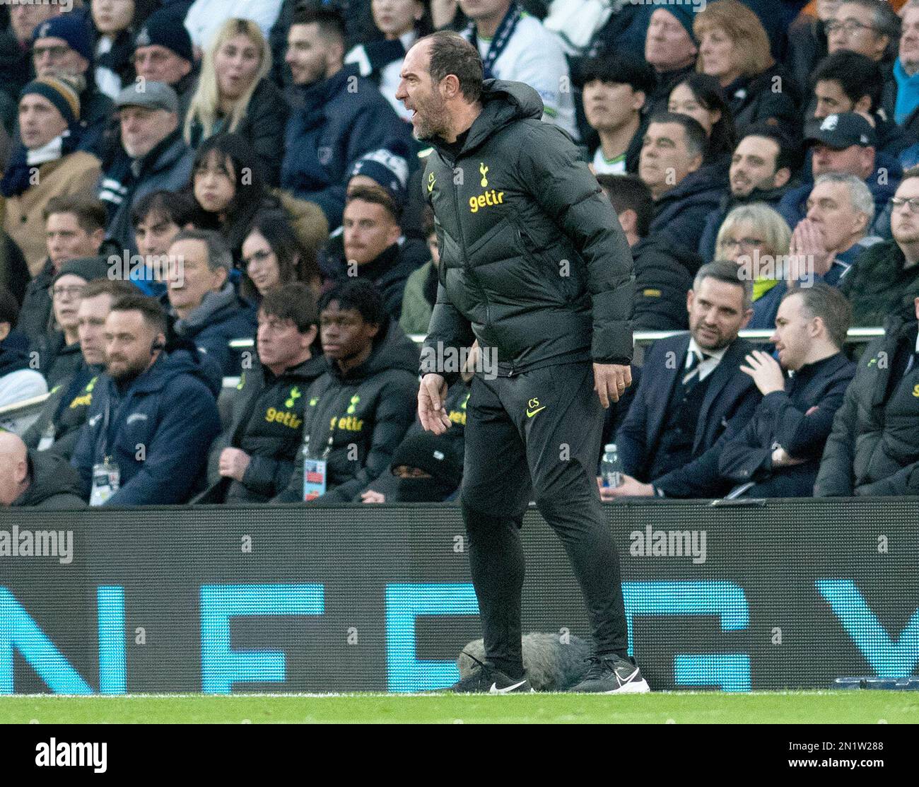 Cristian Stellini, stellvertretender Manager bei Tottenham Hotspur, blickt von der Ausrottung ab, nachdem er Antonio Conte ersetzt hat, der sich von einer Operation erholt hat. Spiel der Premier League, Tottenham Hotspur gegen Manchester City im Tottenham Hotspur Stadium in London am Sonntag, den 5. Februar 2023. Dieses Bild darf nur zu redaktionellen Zwecken verwendet werden. Nur redaktionelle Verwendung, Lizenz für kommerzielle Verwendung erforderlich. Keine Verwendung bei Wetten, Spielen oder Veröffentlichungen von Clubs/Ligen/Spielern. Bild von Sandra Mailer/Andrew Orchard Sportfotografie/Alamy Live News Stockfoto