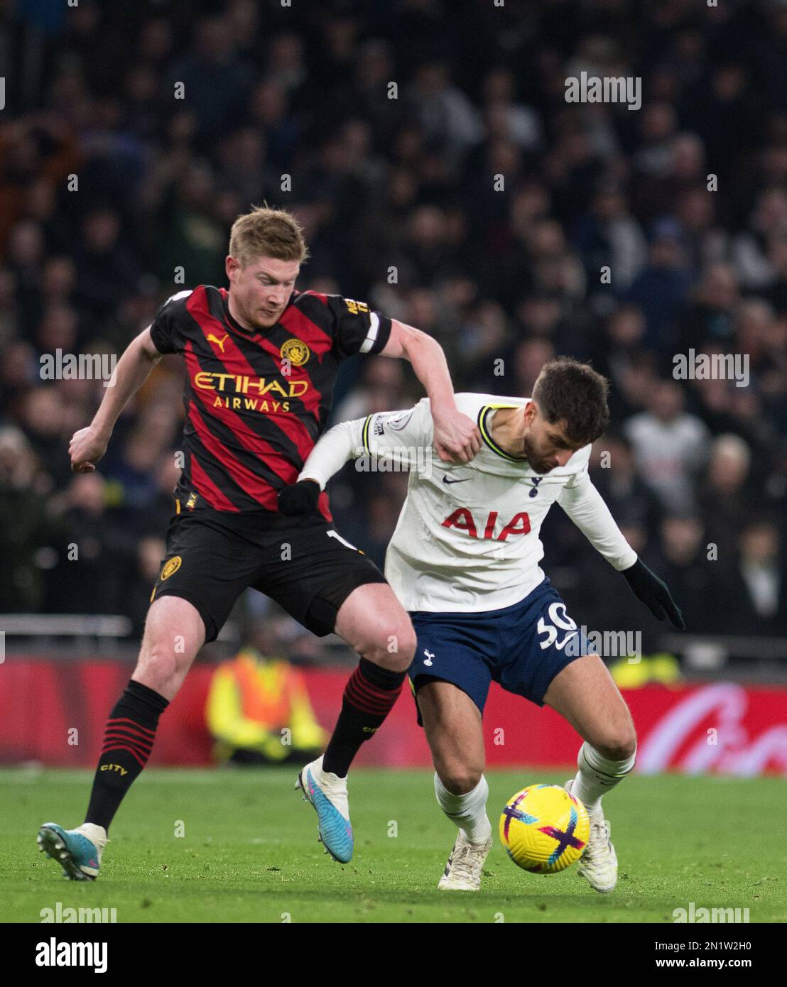 London, Großbritannien. 05. Februar 2023. Kevin De Bruyne aus Manchester City und Rodrigo Bentancur aus Tottenham Hotspur kämpfen um den Ball. Spiel der Premier League, Tottenham Hotspur gegen Manchester City im Tottenham Hotspur Stadium in London am Sonntag, den 5. Februar 2023. Dieses Bild darf nur zu redaktionellen Zwecken verwendet werden. Nur redaktionelle Verwendung, Lizenz für kommerzielle Verwendung erforderlich. Keine Verwendung bei Wetten, Spielen oder Veröffentlichungen von Clubs/Ligen/Spielern. Bild von Sandra Mailer/Andrew Orchard Sportfotografie/Alamy Live News Credit: Andrew Orchard Sportfotografie/Alamy Live News Stockfoto