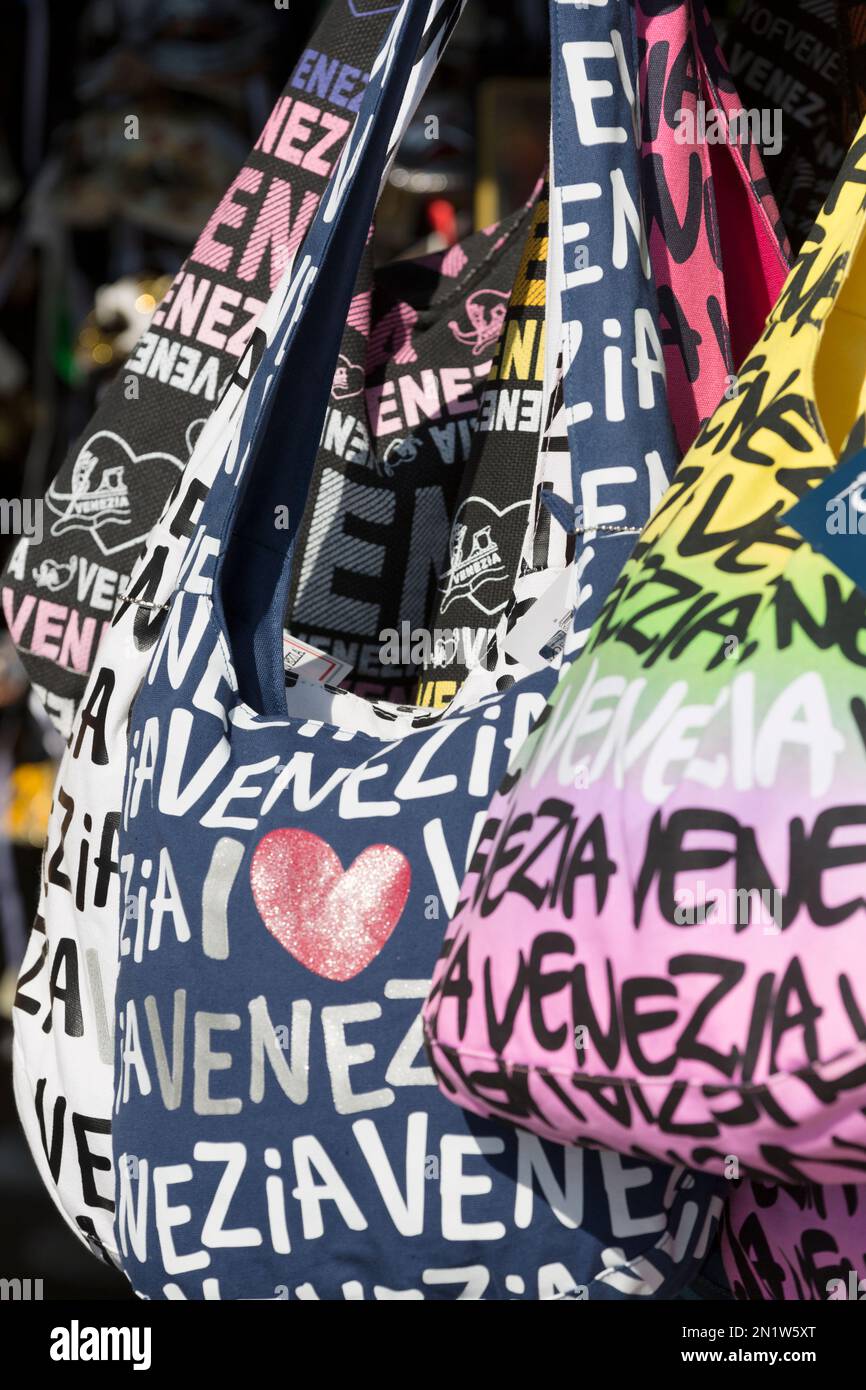 Italien, Venedig, Tourist Souvenir Taschen zum Verkauf. Stockfoto