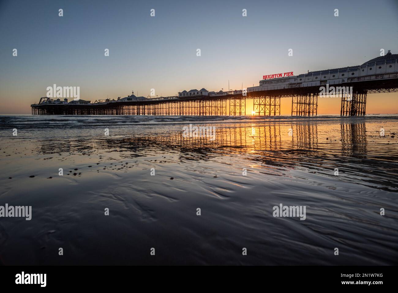 Brighton, 6. 2023. Februar: Sonnenuntergang am Brighton's Palace Pier heute Abend Stockfoto