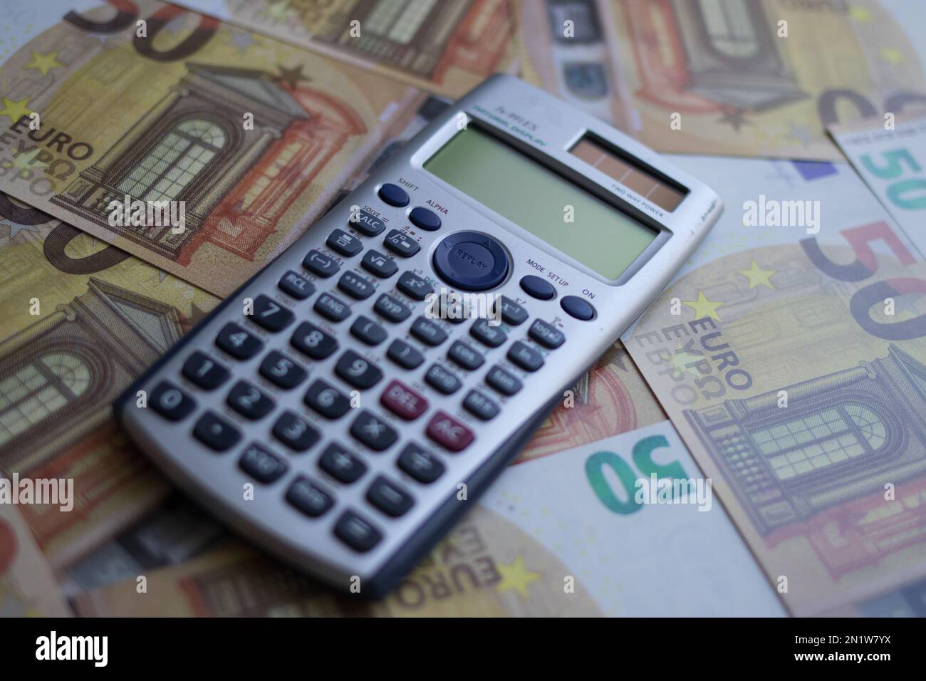 Der Rechner liegt auf 50-Euro-Banknoten Stockfoto