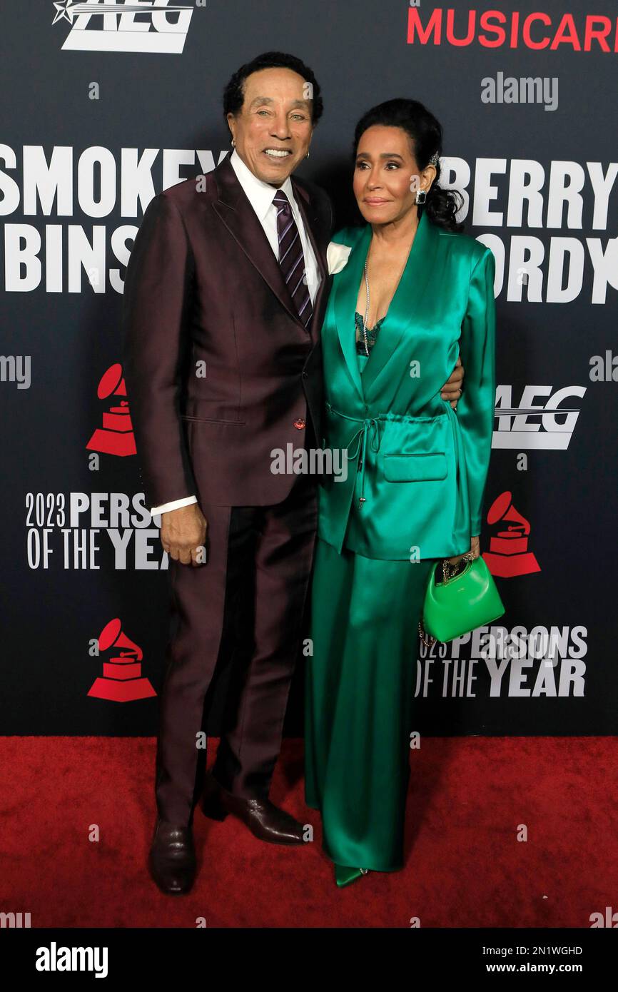 LOS ANGELES - 3. DEZ.: Smokey Robinson, Frances Glandney bei der 2023 MusiCares Persons of the Year im Los Angeles Convention Center am 3. Februar 2023 in Los Angeles, Kalifornien Stockfoto