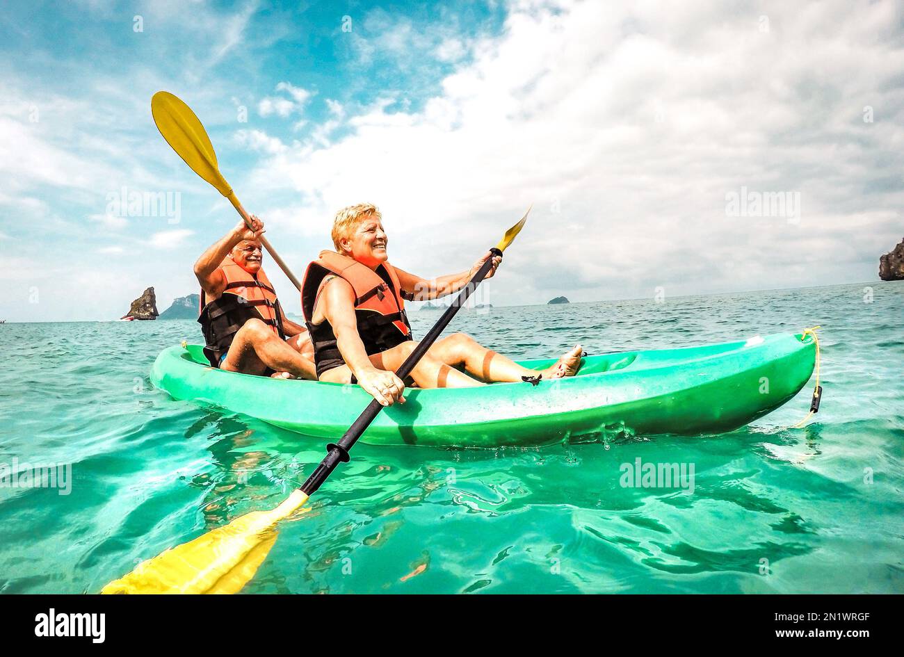 Glückliches Paar im Ruhestand, das den Reisemoment beim Kajakfahren im Angthong Marine Park in Ko Samui in Thailand genießt - das Konzept für aktive ältere Menschen weltweit Stockfoto