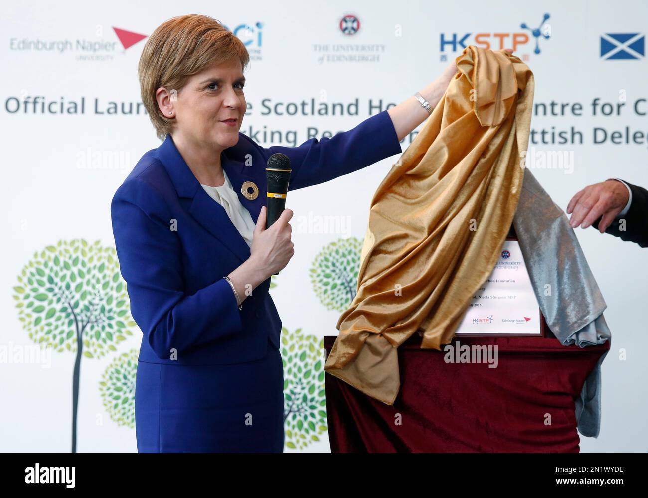 First Minister of Scotland Nicola Sturgeon attends the opening ceremony of the Scotland Hong Kong Centre for Carbon Innovation in Hong Kong, Thursday, July 30, 2015. A low-carbon innovation group from the University of Edinburgh has opened a permanent office in Hong Kong Science and Technology Park as part of a Scottish Government trade mission. (AP Photo/Kin Cheung) Stockfoto