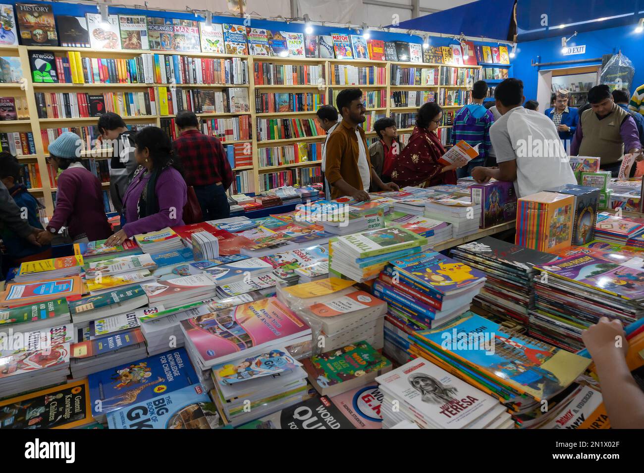 Kalkutta, Westbengalen, Indien - 2. Februar 2020 : Bücher im Ausstellungsraum. Buchliebhaber jeden Alters, männlich und weiblich, suchen ihre Lieblingsbücher bei Stockfoto