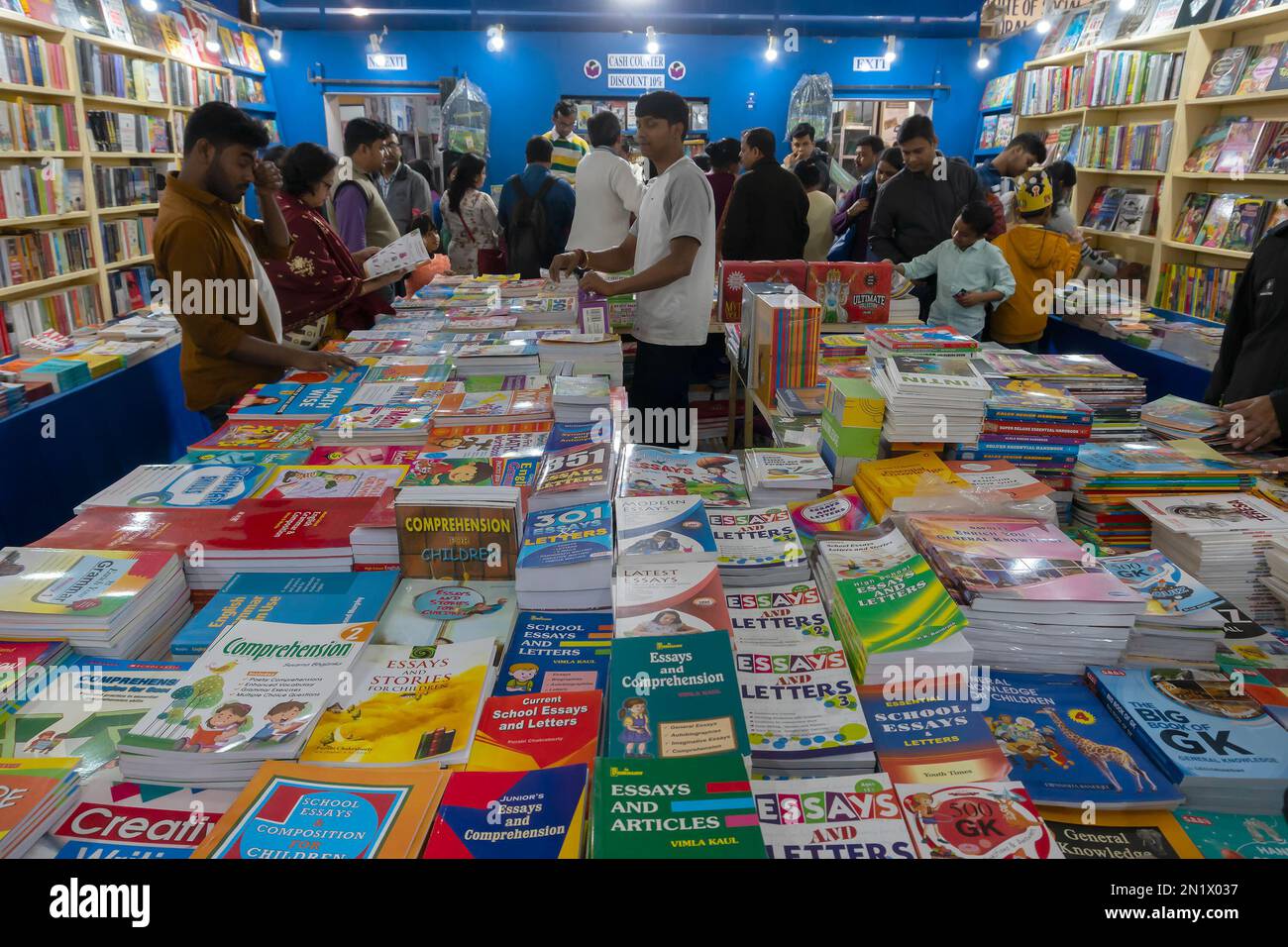 Kalkutta, Westbengalen, Indien - 2. Februar 2020 : Bücher im Ausstellungsraum. Buchliebhaber jeden Alters, männlich und weiblich, suchen ihre Lieblingsbücher bei Stockfoto