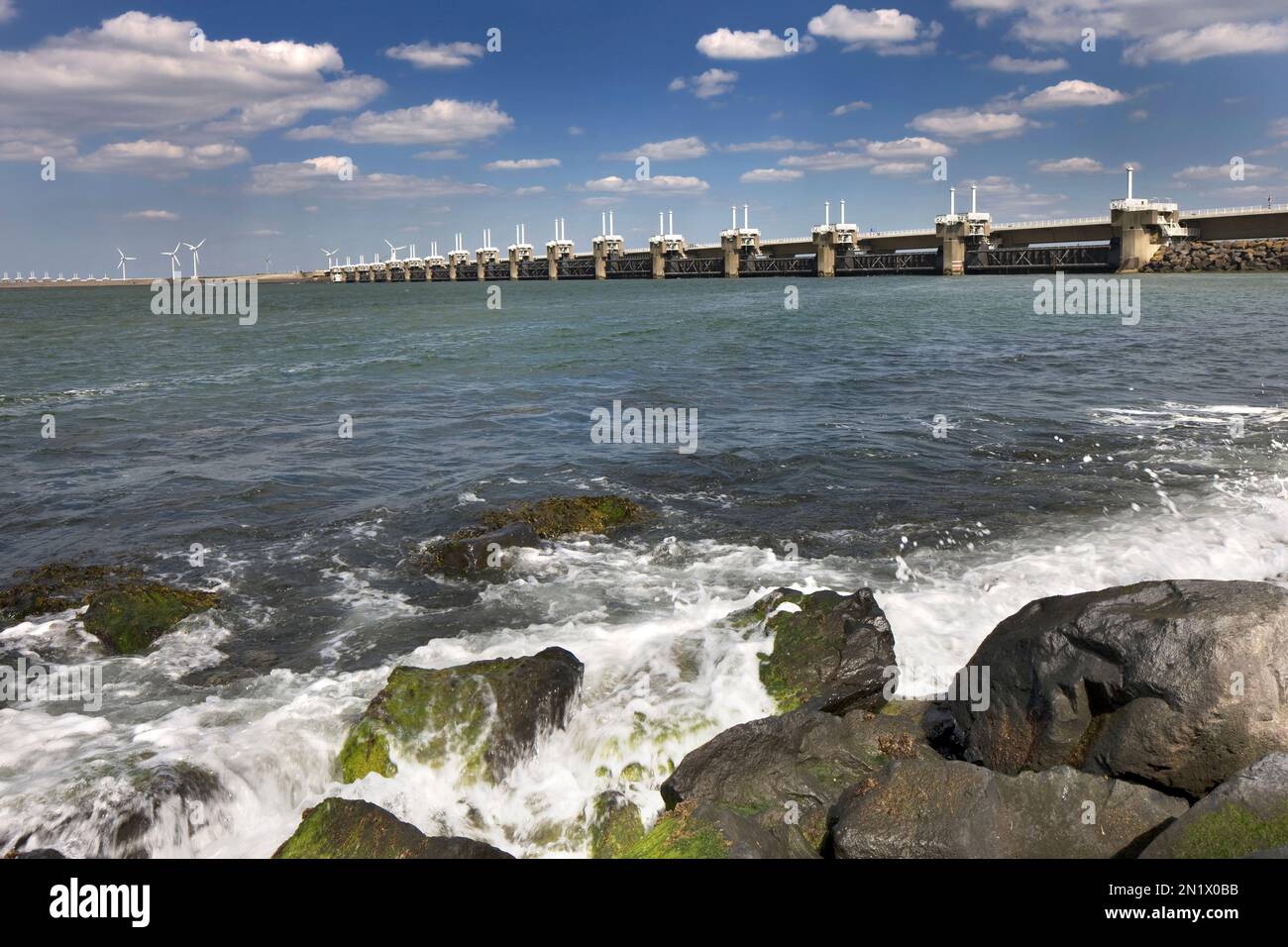 Hochwasserschutz / Oosterscheldekering / Ostschelde Sturmschutz bei Neeltje Jans, Teil der Deltawerke in Zeeland, Niederlande Stockfoto