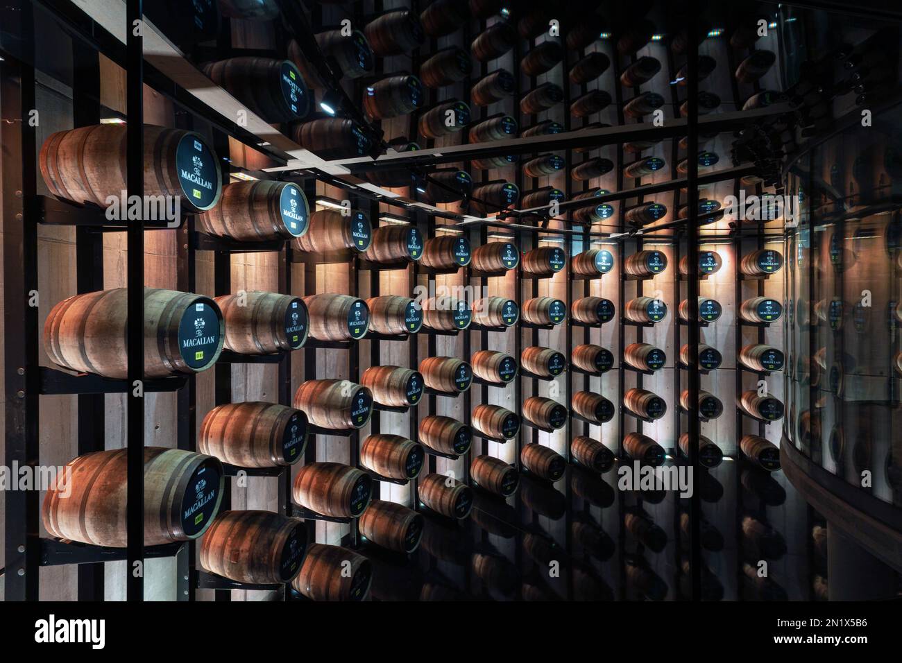 Whisky-Fässer in der neuen Macallan Distillery and Visitor Experience in Speyside Stockfoto