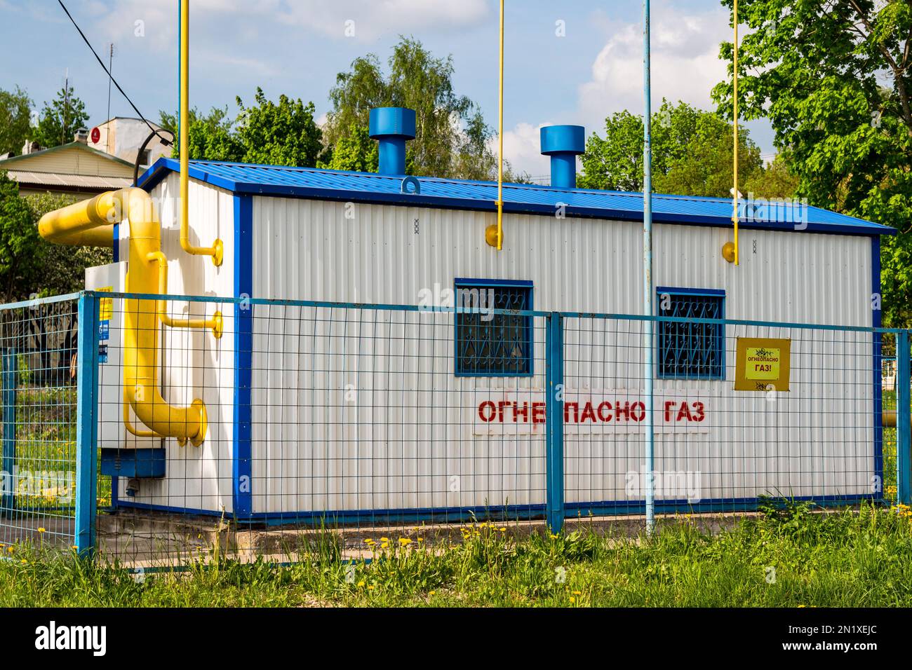 Gasverteilungspunkt mit der Aufschrift brennbares Gas in der Stadt: Russland - Mai 2021 Stockfoto