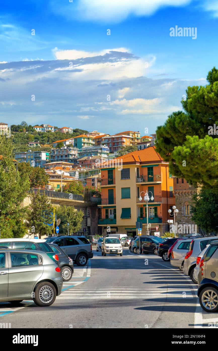 Mittags urbane Landschaft der Gemeinde Celle Ligure vor blauem Himmel mit Parkplätzen und städtischen Gebieten. L.GO Giovanni Giolitti, Celle Ligure, Savon Stockfoto