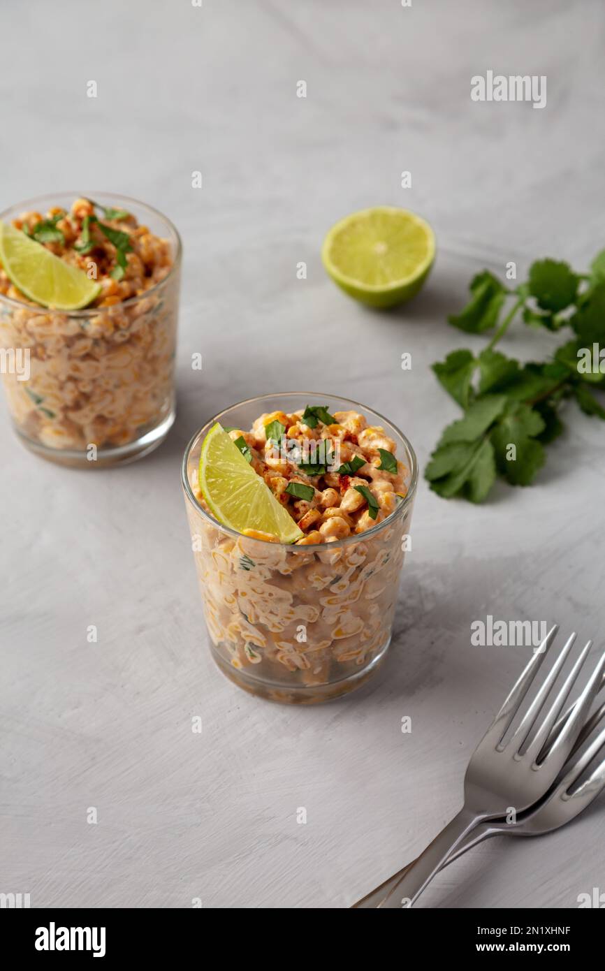 Hausgemachte mexikanische Corn Elote Esquites in Cups, Seitenansicht. Stockfoto