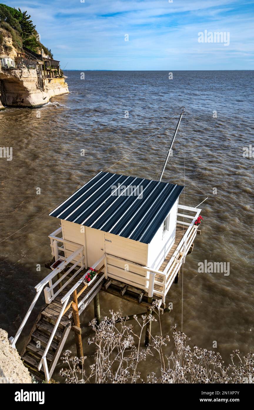 Diese Fischerhütten, die „Carrelets“ genannt werden, sind typisch für die französische Westküste zwischen den Mündern von Loire und Gironde Stockfoto